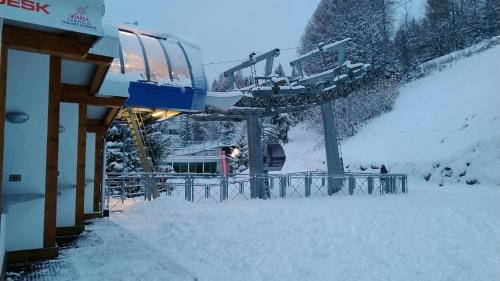a ski lift with people on it in the snow at Ale 1206, Marilleva 1400 accesso diretto alle piste in Marilleva