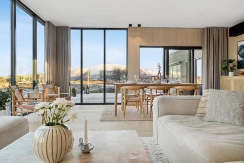 a living room with a couch and a table at Luksushytte sentralt i Lofoten in Kleppstad
