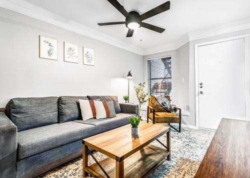 Posezení v ubytování Elegant 1BR Haven - 10 Min to Downtown Austin