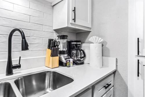Una cocina o cocineta en Chic Meets Comfort 1BR Austin Apt Near Downtown