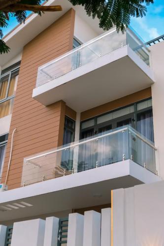 Rõdu või terrass majutusasutuses Hiếu Sang 68 Hostel & Villas Seaview Bến tàu Rạch Giá miễn phí xe đón tiễn 24l24