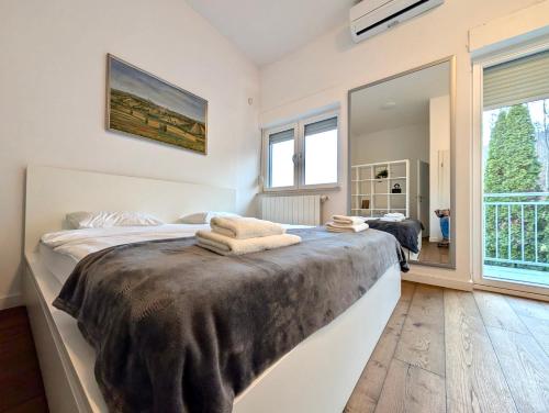 Postel nebo postele na pokoji v ubytování Quaint Zagreb Townhome w Forest View