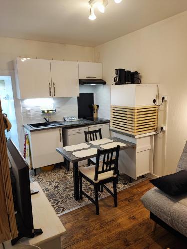 une petite cuisine avec une table et une salle à manger dans l'établissement Cocon paisible en centre ville, à Luchon
