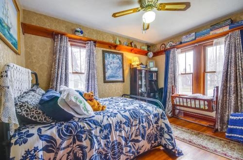 una camera da letto con un letto con un orsacchiotto sopra di Walk to Civic Center! Lovely Lebanon Home a Lebanon