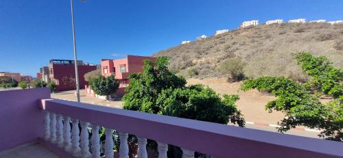 einen Balkon mit einem Berg im Hintergrund in der Unterkunft Appartement Imi-Ouaddar 1 in Agadir nʼ Aït Sa