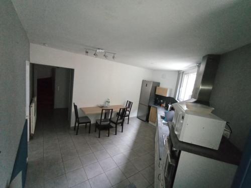 Kuchyň nebo kuchyňský kout v ubytování Chambre avec entrée privative