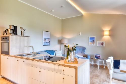 Køkken eller tekøkken på Ferienhaus Vilmblick 34 Feriendorf Klein Stresow Rügen by ruyastay