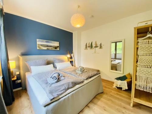 a bedroom with a bed with towels on it at Ferienwohnung Strandkorb & Mee h r Parkvillen Carlota und Candela Baabe in Baabe