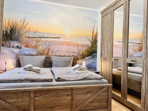 una cama en una habitación con vista al mar en Ferienwohnung Morgensonne Parkvillen Carlota und Candela Baabe, en Baabe