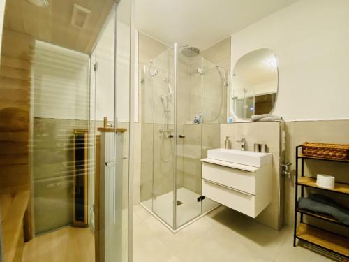 a bathroom with a shower and a sink at Ferienwohnung Strandloper Parkvillen Carlota und Candela Baabe in Baabe