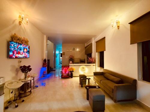 TV a/nebo společenská místnost v ubytování Hiếu Sang 68 Hostel & Villas Seaview Bến tàu Rạch Giá Harbor City