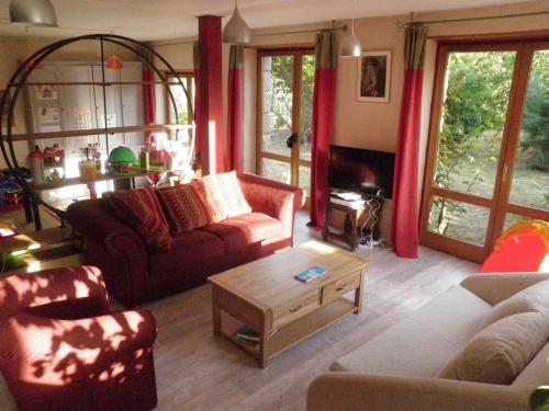 un salon avec un canapé et une table basse dans l'établissement La Maison De Balou, à Pleumeur-Bodou