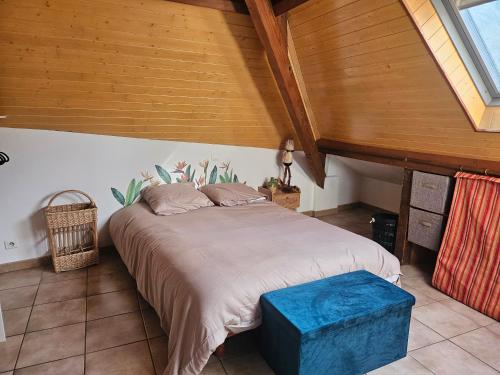 une chambre avec un lit avec un plafond en bois dans l'établissement Les mascottes, à Luz-Saint-Sauveur