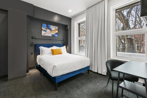 Postel nebo postele na pokoji v ubytování Lift Hotel
