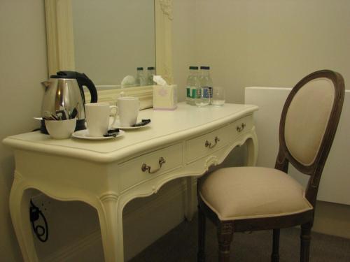 A bathroom at Catthorpe Manor Estate 