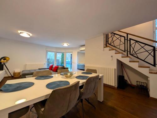 Φωτογραφία από το άλμπουμ του Forrest-Hugging Townhouse with Private Garden στο Ζάγκρεμπ