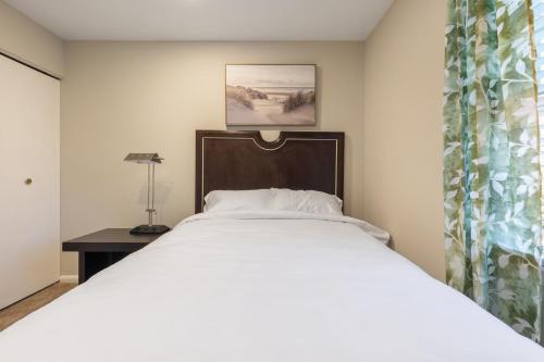 Ένα ή περισσότερα κρεβάτια σε δωμάτιο στο Home near Dulles Airport & Metro