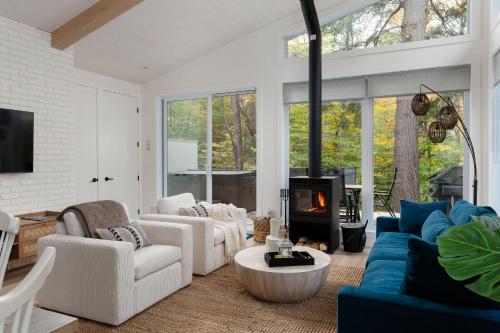 a living room with a blue couch and a fireplace at Chalet Eau, style Lake house à Tremblant in Lac-Superieur