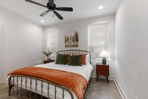 ein Schlafzimmer mit einem Bett und einem Deckenventilator in der Unterkunft Bourbon House King Bed Luxury Amenities Fast WiFi in Lafayette