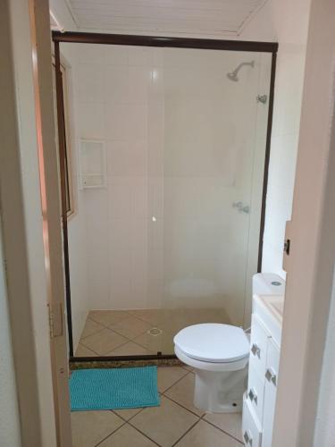a bathroom with a shower and a toilet at Vila Penelope Guest House in Balneário Camboriú