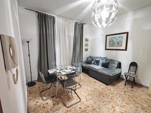 salon z kanapą i stołem w obiekcie In the Heart of Rome w Rzymie
