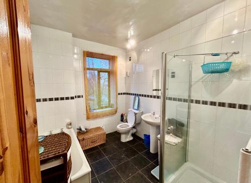 Ένα μπάνιο στο Cosy Cottage in Historic Halifax