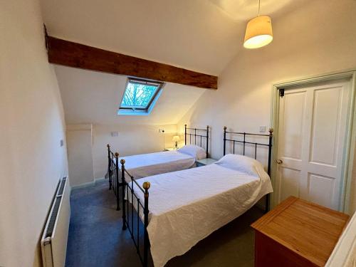 Ένα ή περισσότερα κρεβάτια σε δωμάτιο στο Cosy Cottage in Historic Halifax