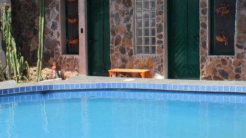 una piscina blu di fronte a un edificio di Hostal Pimampiro a Puerto Baquerizo Moreno