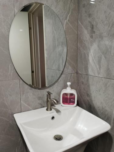 Un baño de Samong Transient House