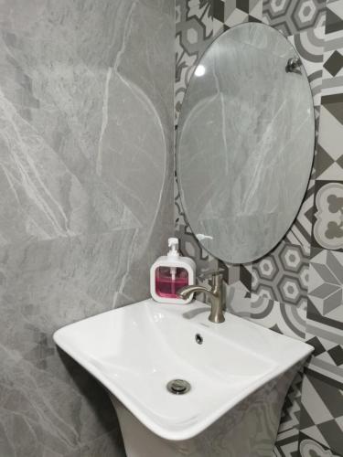 Un baño de Samong Transient House