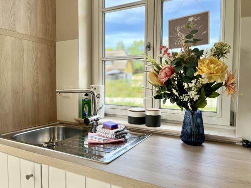 Η κουζίνα ή μικρή κουζίνα στο Ferienhaus Auszeit 14 Feriendorf Klein Stresow Rügen by ruyastay