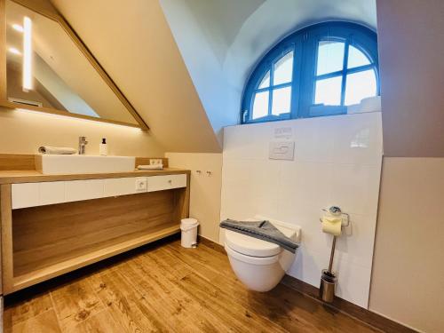 Ferienhaus Huus Waterkant 18 Feriendorf Klein Stresow Rügen by ruyastay في بوتبوس: حمام مع مرحاض ومغسلة ونافذة