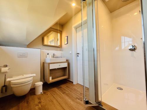 Ένα μπάνιο στο Ferienhaus Seeblick 19 Feriendorf Klein Stresow Rügen by ruyastay