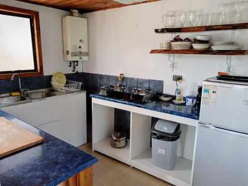 Dapur atau dapur kecil di Pichilemuhostel SurfersView