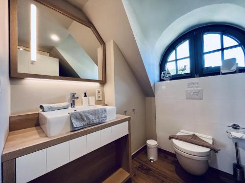 Ferienhaus Mein Ankerplatz 17 Feriendorf Klein Stresow Rügen by ruyastay في بوتبوس: حمام مع حوض ومرحاض