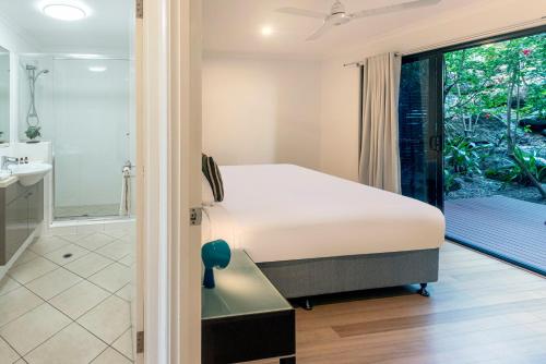 Bilik mandi di Shorelines Apartments on Hamilton Island by HIHA