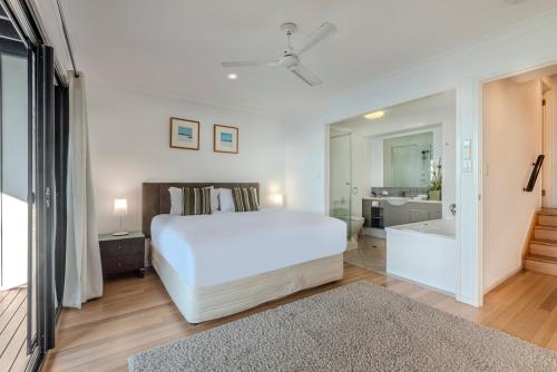 Katil atau katil-katil dalam bilik di Shorelines Apartments on Hamilton Island by HIHA