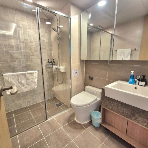 Un baño con ducha, inodoro y lavabo. en Elbons, en Busan