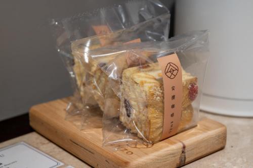 a package of food in a plastic bag on a cutting board at 安樓文旅 Enzo House in Keelung