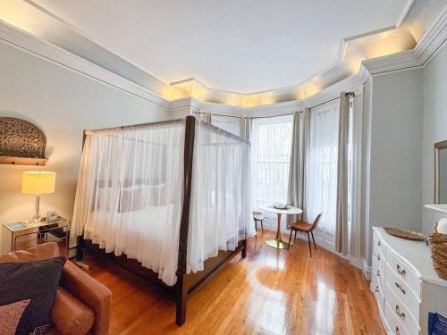 Posezení v ubytování Brownstone Oversized Furnished Studio In Back Bay
