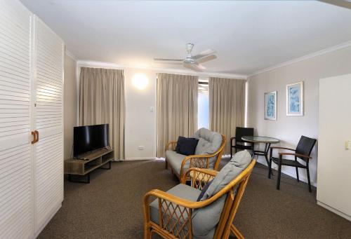 a living room with a couch and a tv at Horizons 3a in Bargara