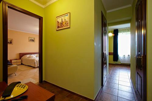 Habitación con dormitorio con cama y espejo. en Apartment Oksi en Leópolis