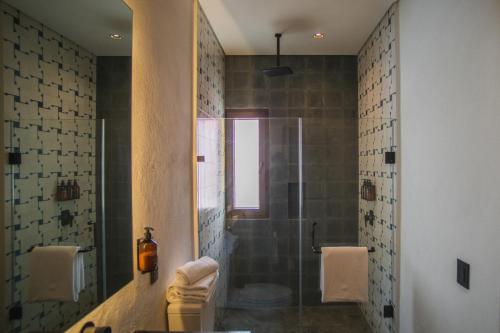 Ένα μπάνιο στο Casa Rosamate