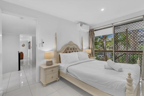 ゴールドコーストにあるCentral Located 3 Bedroom Unit in Southportの大きなベッドと窓のある白い寝室
