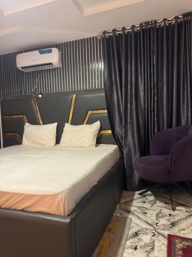 Cama o camas de una habitación en Camp David Cozy Studio Wuse 1 with 24hrs Power