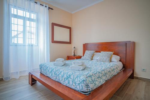 ein Schlafzimmer mit einem Bett mit zwei Stofftieren darauf in der Unterkunft Vivenda Graciosa in Boa Hora