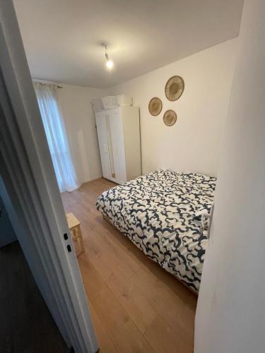 a bedroom with a bed in a room with a door at Appartement situé à Villejuif à 5 minutes du métro ligne 14 in Villejuif