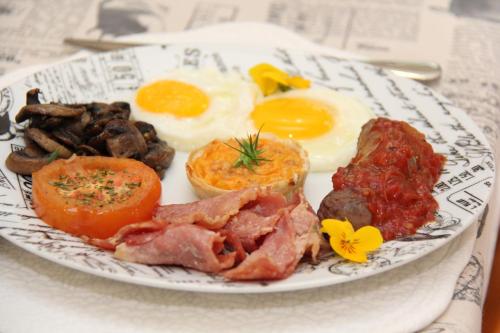 クイーンズタウンにあるThe Symphony Guest Houseの卵肉・野菜を含む朝食用の食品