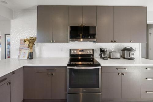 Dapur atau dapur kecil di Serene Home on the Hill with amazing view! near SF