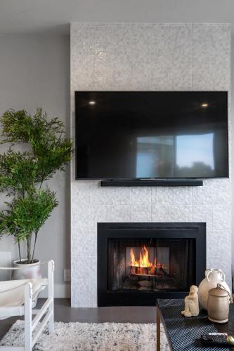 Televisyen dan/atau pusat hiburan di Serene Home on the Hill with amazing view! near SF